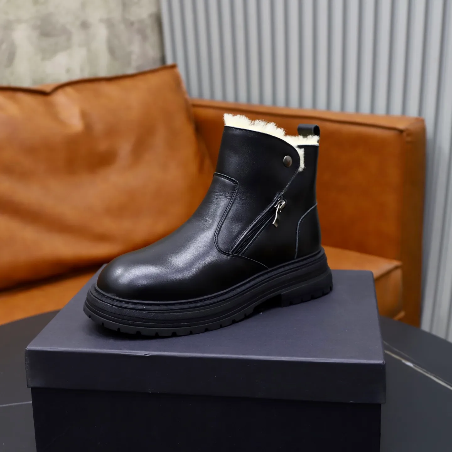 Ex-factory price: 680💰Thick wool imported from Australia Brand: UGG genuine purchasing agent Size: 38-44 (customized in 45) Grade: Official website 1:1 Material: First-layer genuine leather waterproof and antifreeze upper Real wool lining Original non-slip Soft wear-resistant outsole Style category: Men's casual shoes Trendy style Comfortable on the feet Color: Official website color synchronization